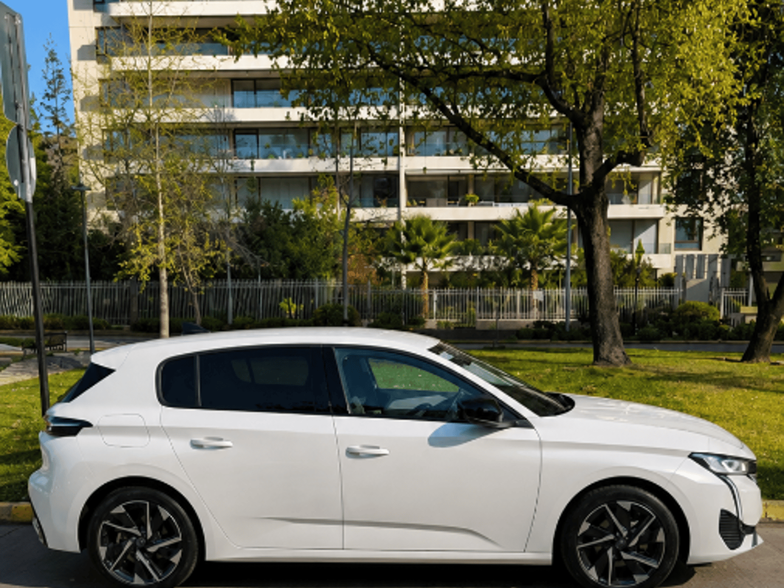 Peugeot 308 Allure 1.2 PureTech 2025 - Foto 3 de 12