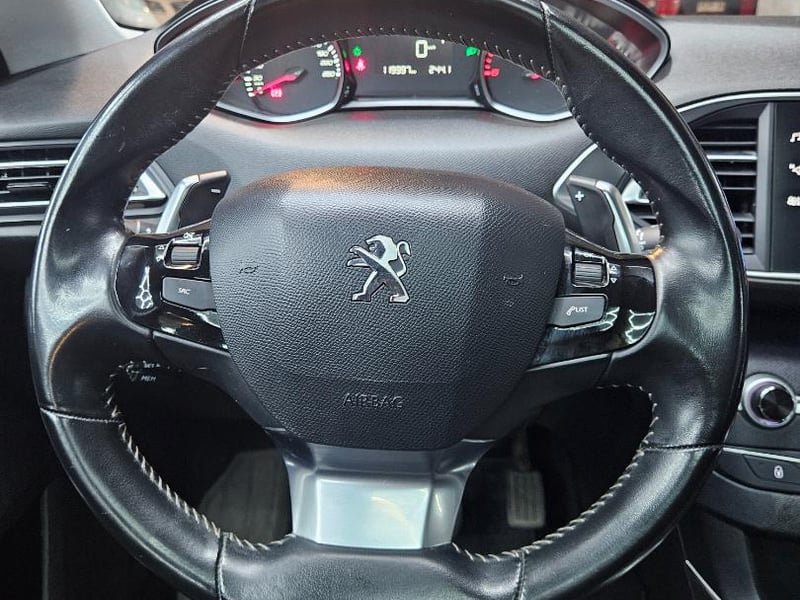 Peugeot 308 Allure BlueHDI 130 1.5 2020 - Imagen 19 de 20
