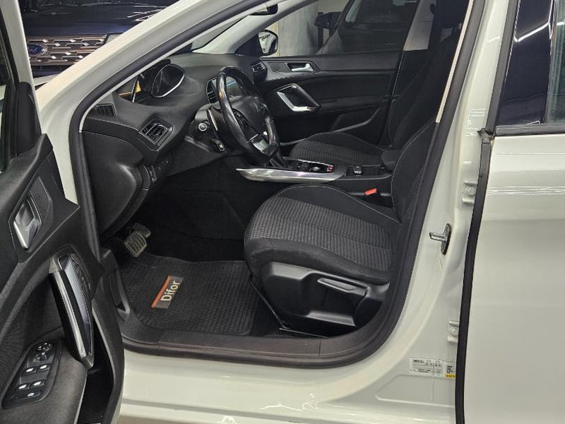 Peugeot 308 Allure BlueHDI 130 1.5 2020 - Imagen 13 de 20