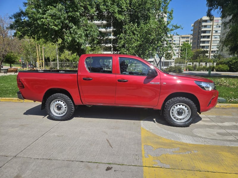 Toyota HILUX 2.4 DX DIESEL 4X4 DOB. CAB. 7AB MT 4P 2023 - Imagen 3 de 20