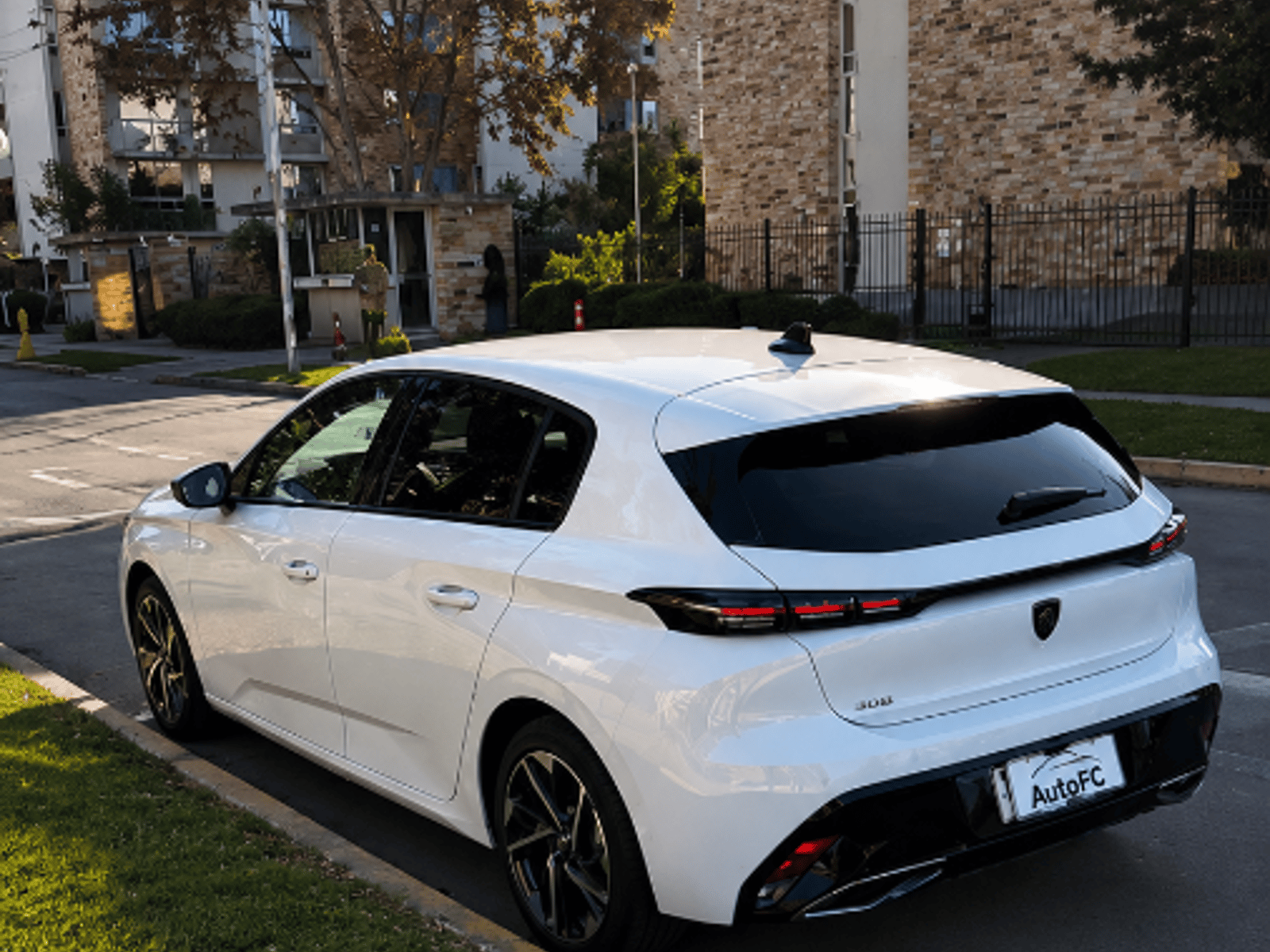 Peugeot 308 Allure 1.2 PureTech 2025 - Foto 4 de 12