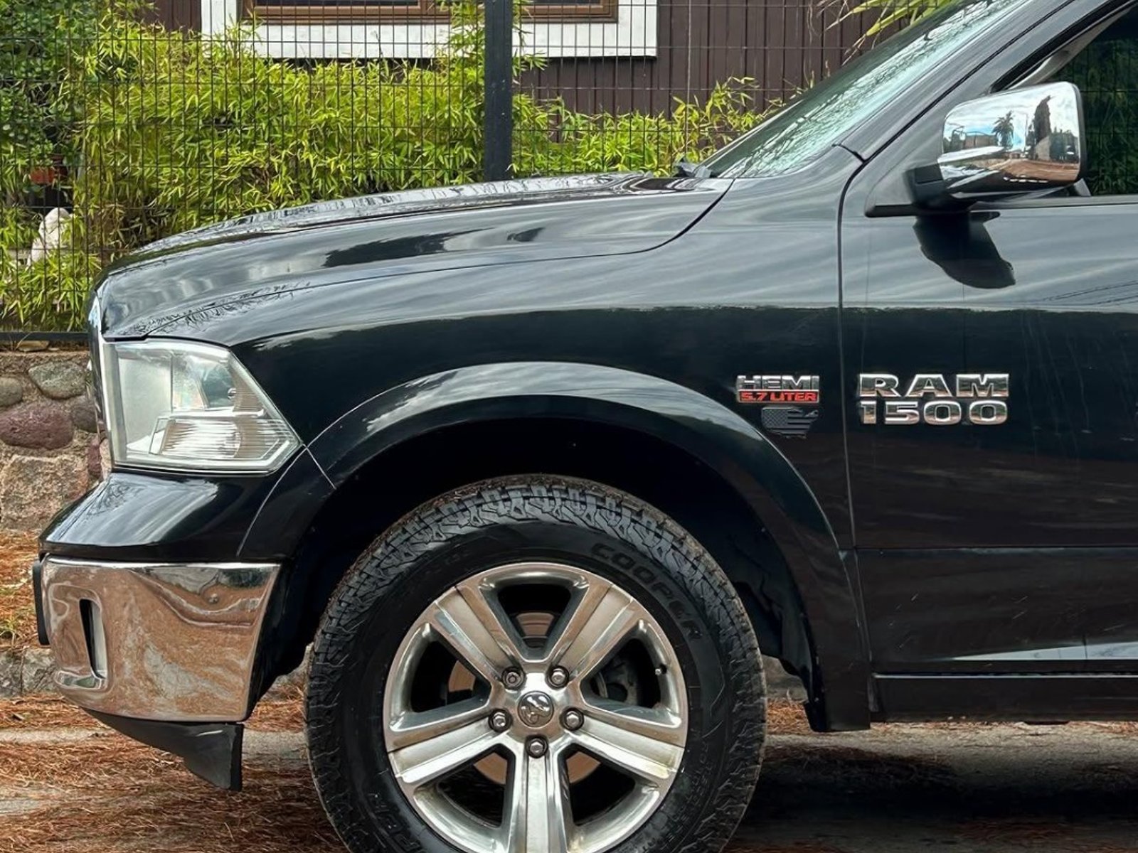 Dodge RAM 1500 LARAMIE 5.7 HEMI V8 🇺🇸 2017 - Foto 3 de 10