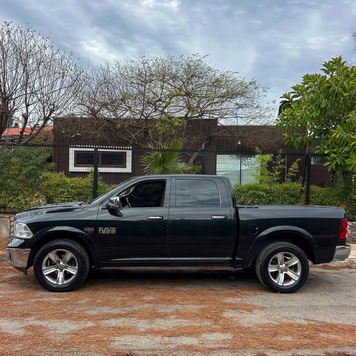 Dodge RAM 1500 LARAMIE 5.7 HEMI V8 🇺🇸 2017 - Imagen 4 de 10