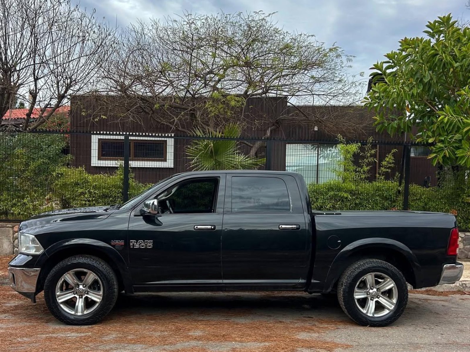 Dodge RAM 1500 LARAMIE 5.7 HEMI V8 🇺🇸 2017 - Foto 4 de 10
