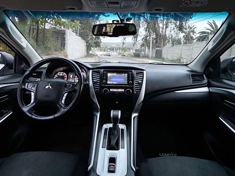 Mitsubishi MONTERO SPORT 3.0 V6 AT 4X2 🇯🇵 2019 - Imagen 6 de 10