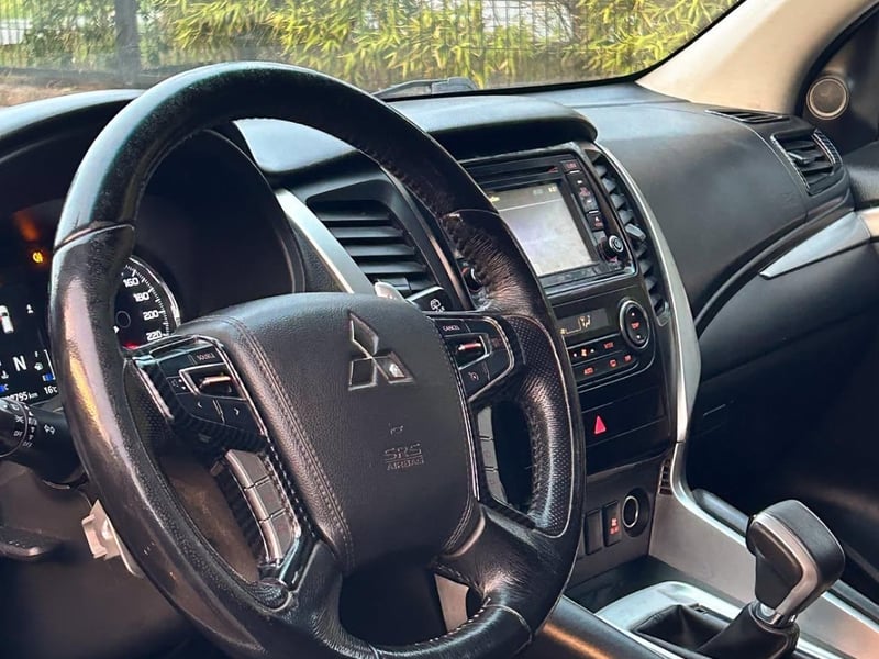 Mitsubishi MONTERO SPORT 3.0 V6 AT 4X2 🇯🇵 2019 - Imagen 5 de 10