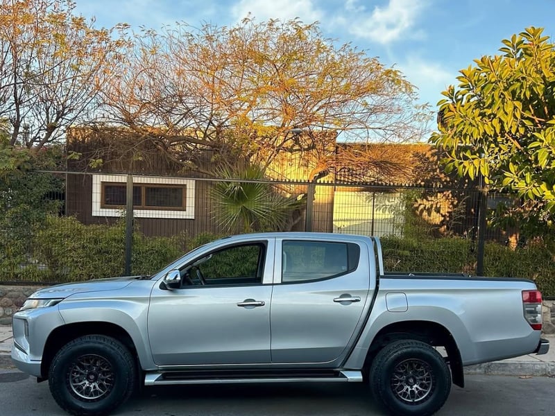 Mitsubishi L200 KATANA 4X4 🇯🇵 2022 - Imagen 4 de 10