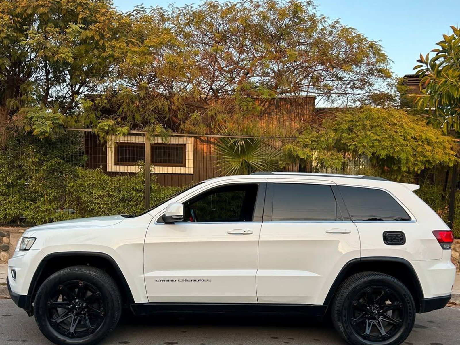 Jeep GRAND CHEROKEE LAREDO 4WD 2015 - Foto 4 de 10