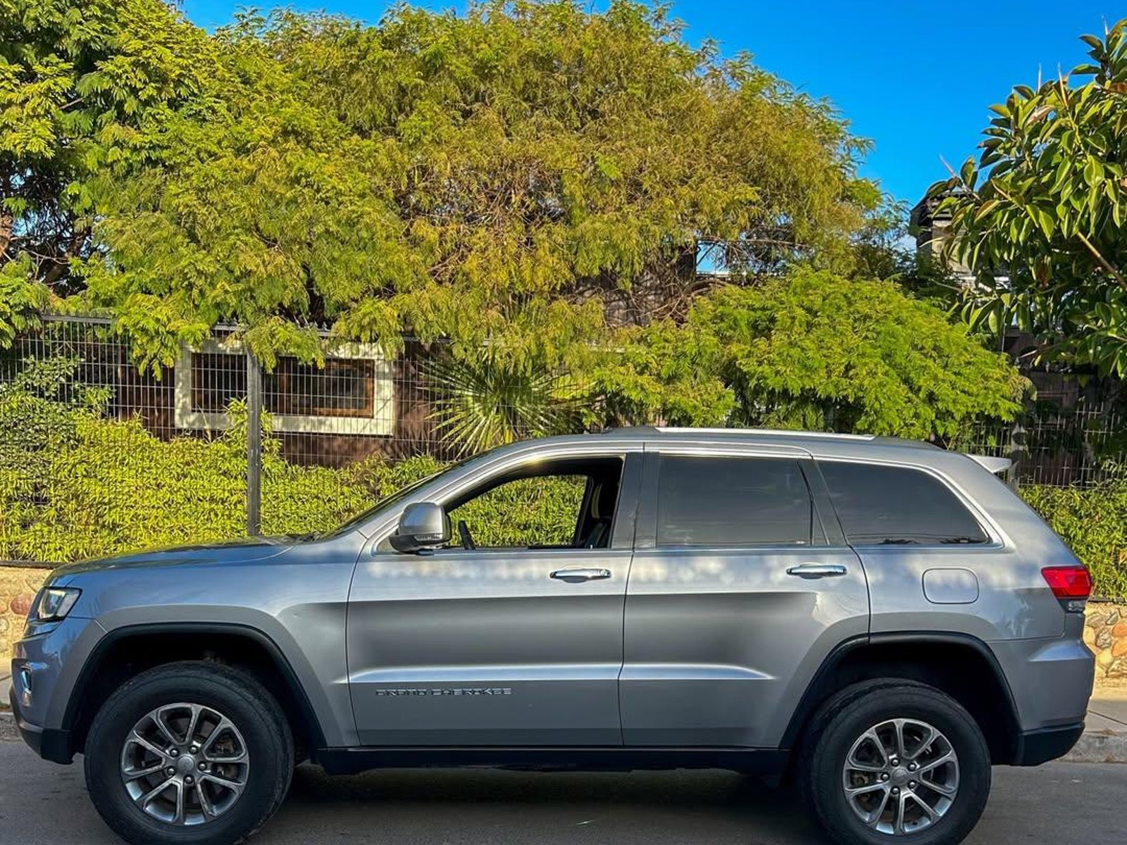 Jeep GRAND CHEROKEE LIMITED 4X4 3.0L 🇺🇸 2014 - Foto 4 de 10