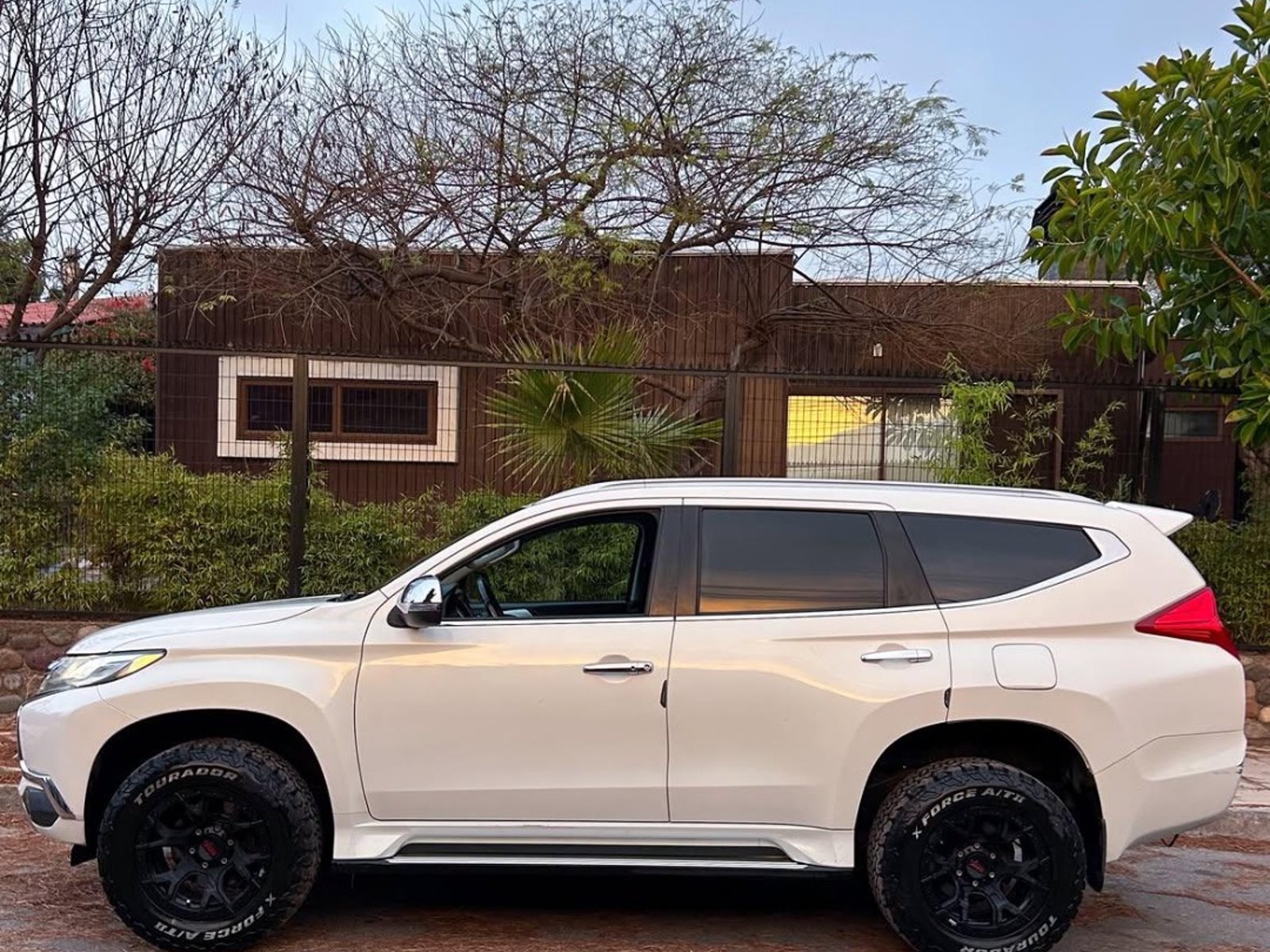 Mitsubishi MONTERO SPORT 3.0 V6 AT 4X2 🇯🇵 2019 - Foto 4 de 10
