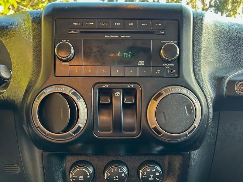 Jeep WRANGLER 3.6L SPORT AT 🇺🇸 2013 - Imagen 7 de 10