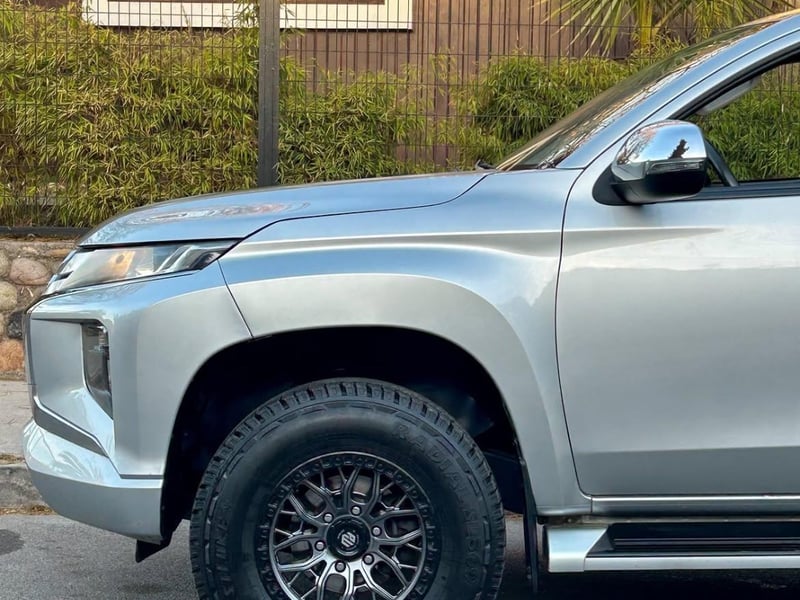 Mitsubishi L200 KATANA 4X4 🇯🇵 2022 - Imagen 3 de 10