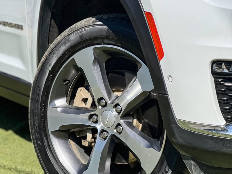 Jeep GRAND CHEROKEE LIMITED 4X4 3 CORRIDAS DE ASIENTOS 2023 - Imagen 9 de 10