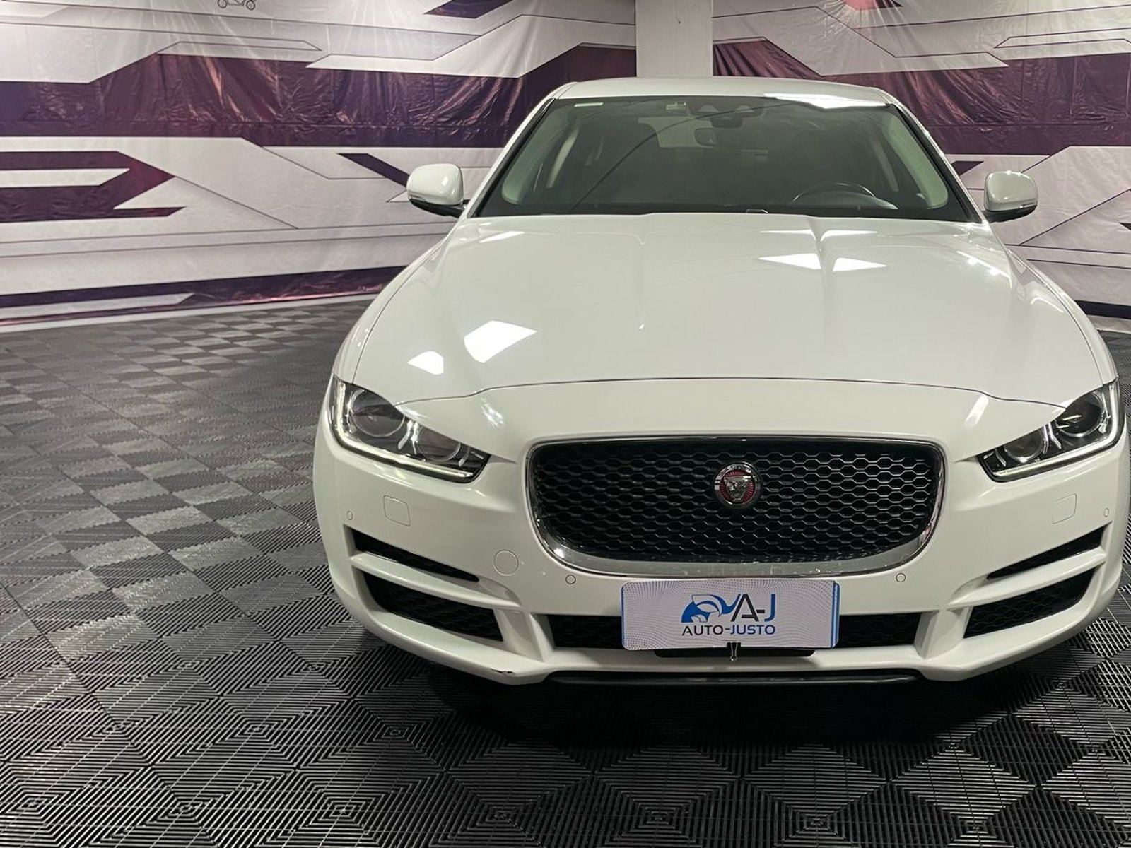 Jaguar XE 2019 - Foto 2 de 20