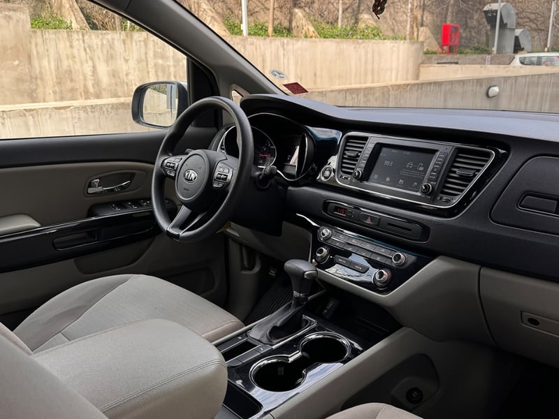 Kia Grand Carnival EX 3.3 2018 - Imagen 18 de 19