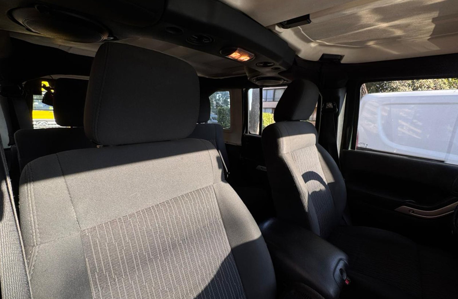 Jeep Wrangler Rubicon Unlimited 3.8 V6 2012 - Imagen 16 de 18