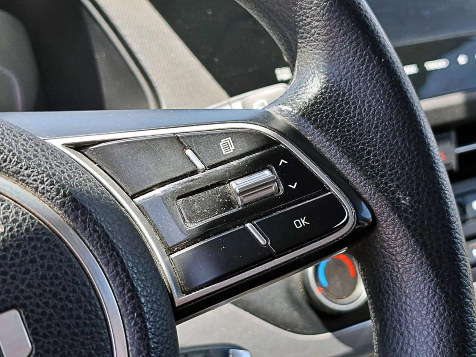 KIA CARENS LX 1.5 2023 - Imagen 17 de 19