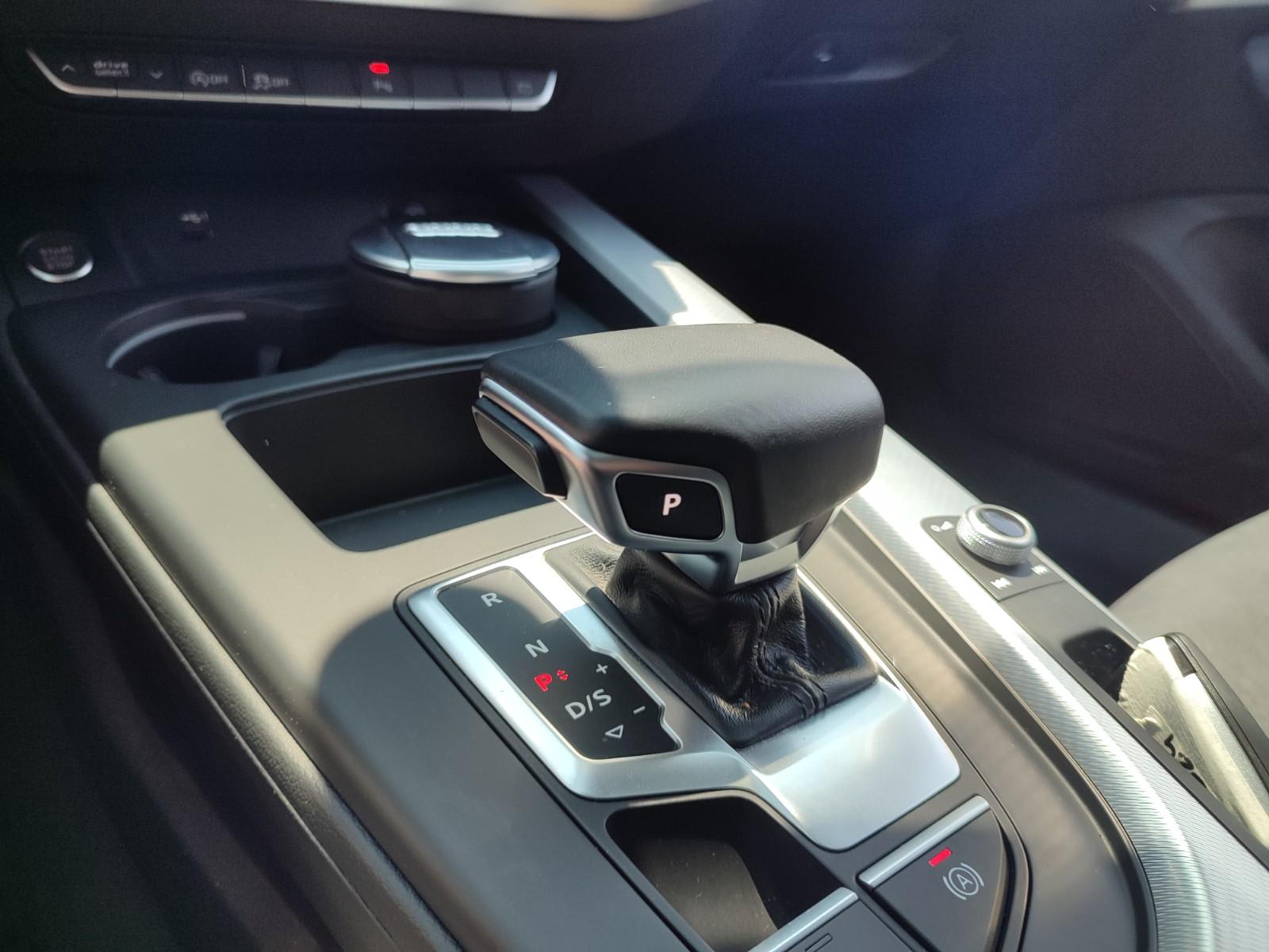 AUDI A4 35 TFSI 2.0 DARK EDITION 2024 - Imagen 13 de 16