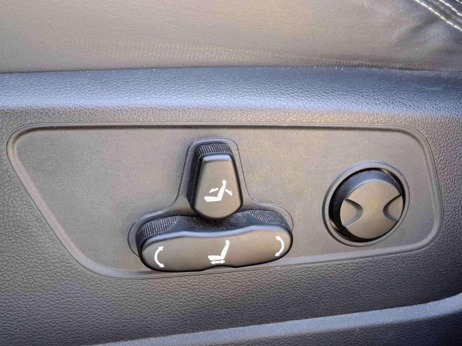 SSANGYONG TORRES 1.5T LIMITED PLUS 4WD BITONO AT 5P 2023 - Imagen 12 de 20