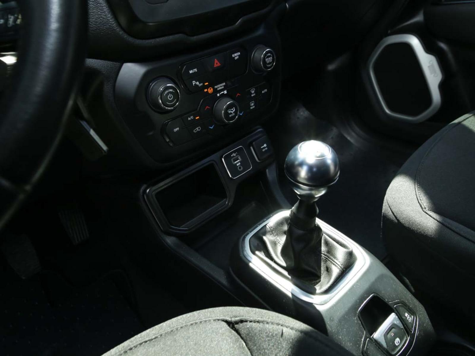 JEEP RENEGADE SPORT 4X2 LX MT 2022 - Imagen 9 de 12