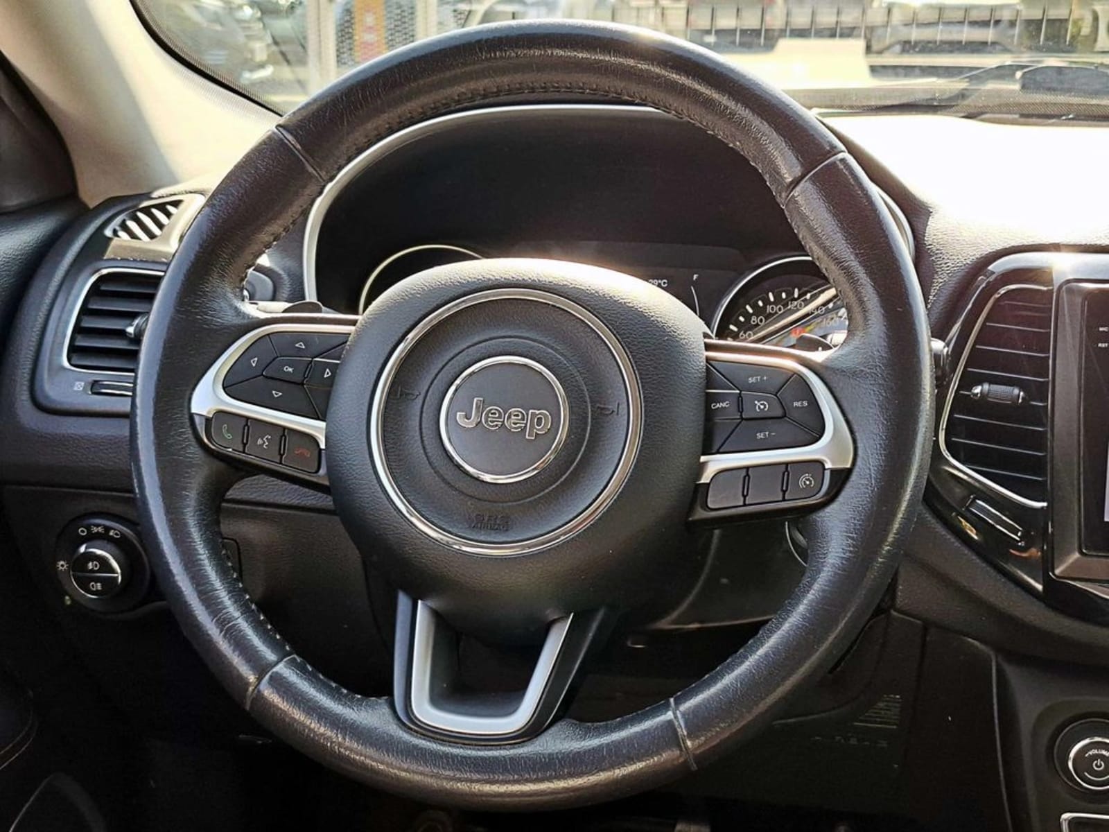 JEEP COMPASS 2.4 LONGITUDE 4X4 5P 2019 - Imagen 14 de 20