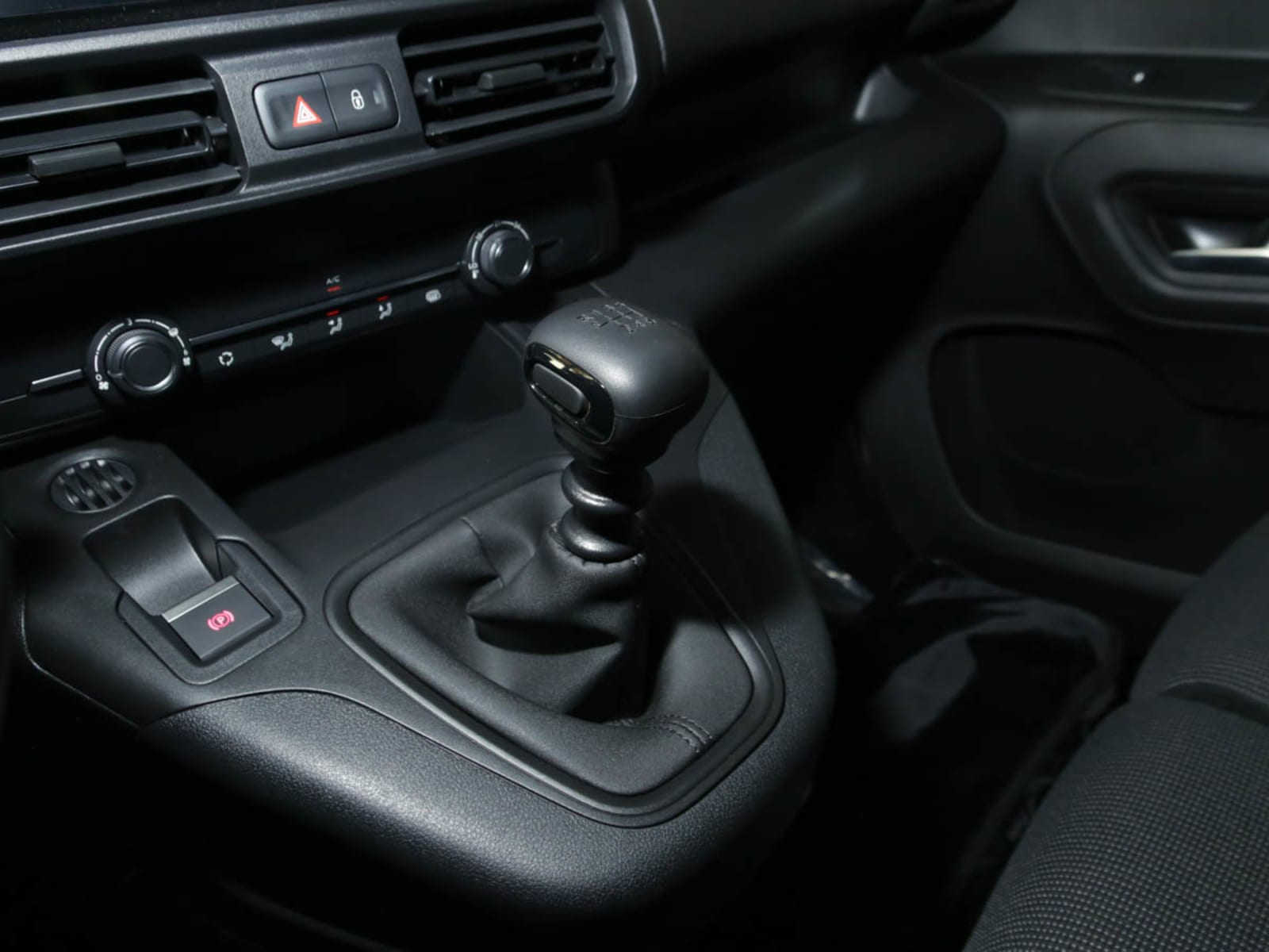PEUGEOT PARTNER MCA L1 DIESEL 100HP MT 2026 - Imagen 9 de 11