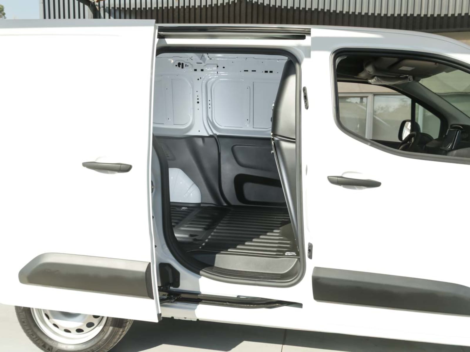 PEUGEOT PARTNER MCA L1 DIESEL 100HP MT 2026 - Imagen 12 de 13
