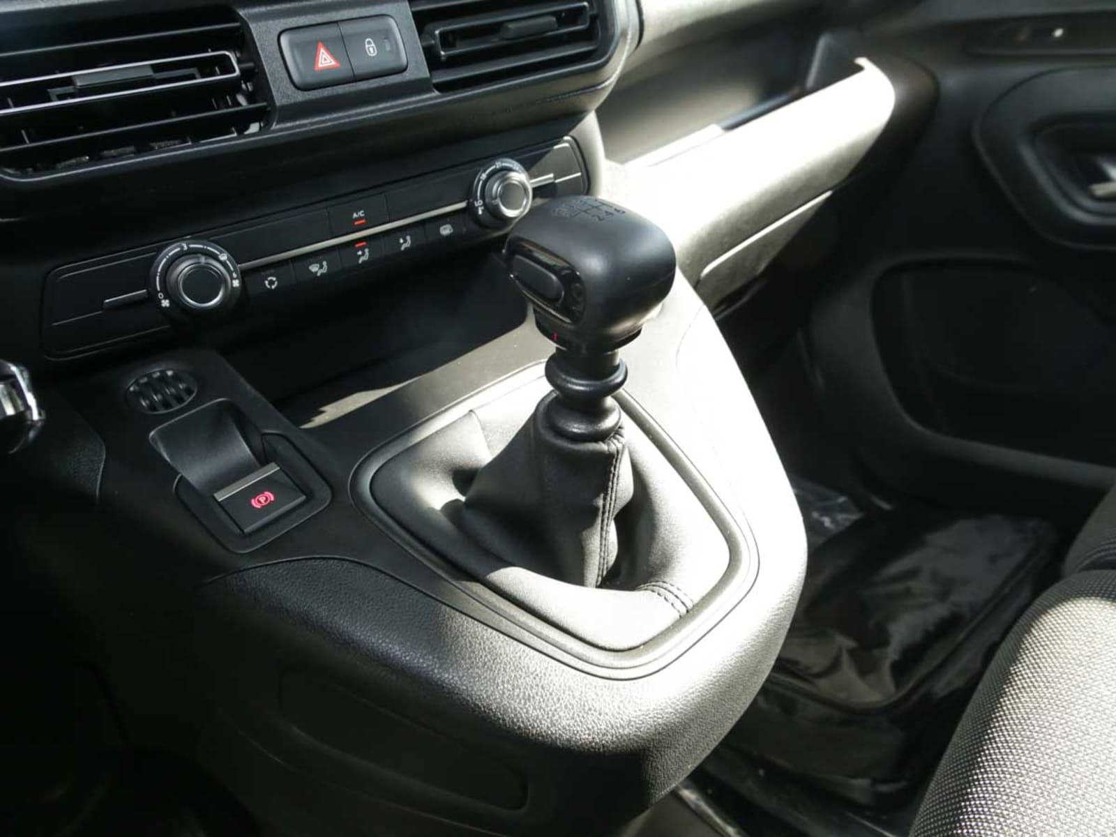 PEUGEOT PARTNER MCA L1 DIESEL 100HP MT 2026 - Imagen 9 de 13