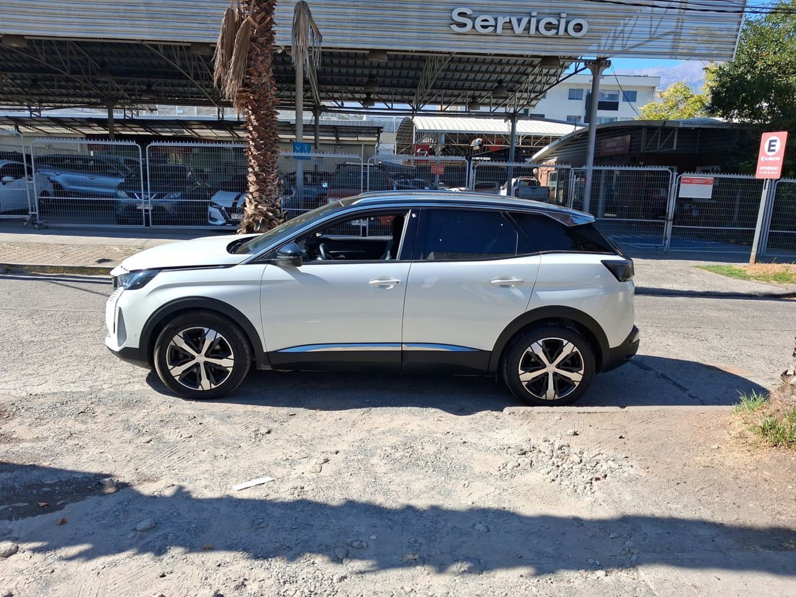 Peugeot 3008 1.5 Allure Pack Bluehdi 130 4x2 Eat8 5p 2024 - Imagen 4 de 8