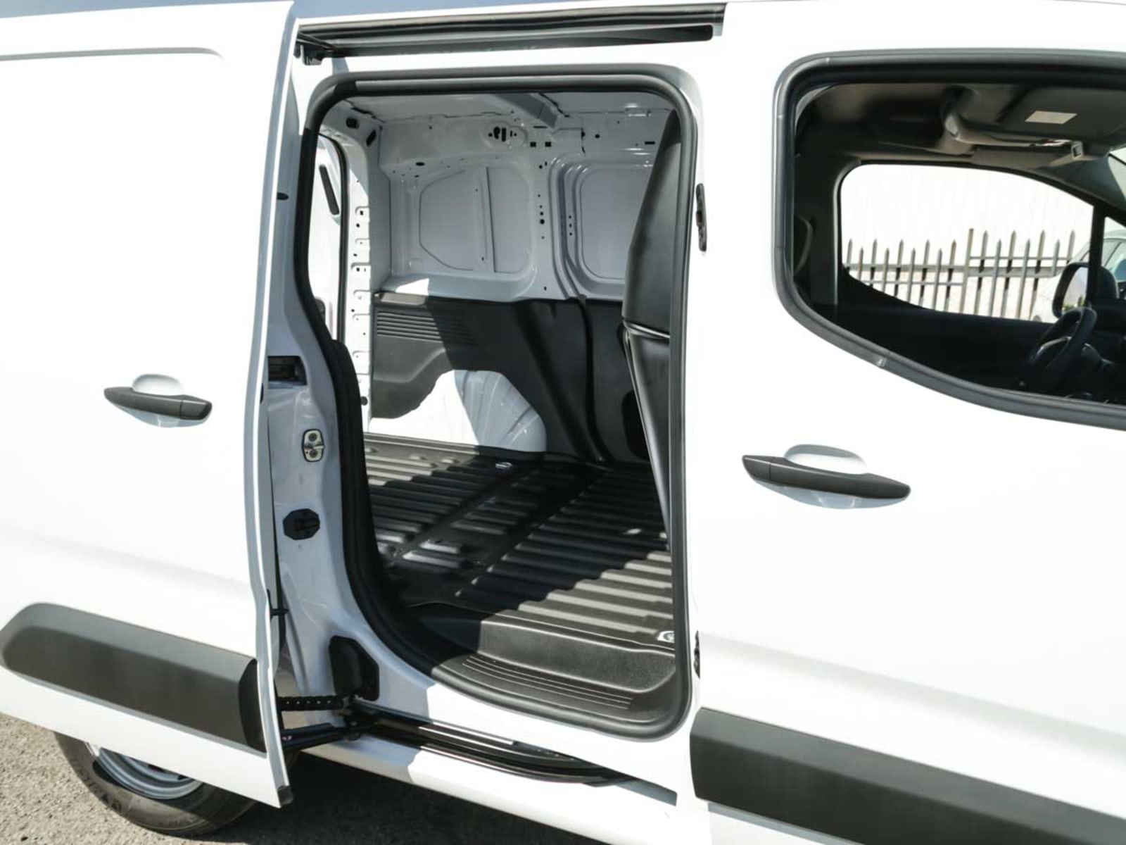 PEUGEOT PARTNER MCA L1 DIESEL 100HP MT 2026 - Imagen 12 de 13