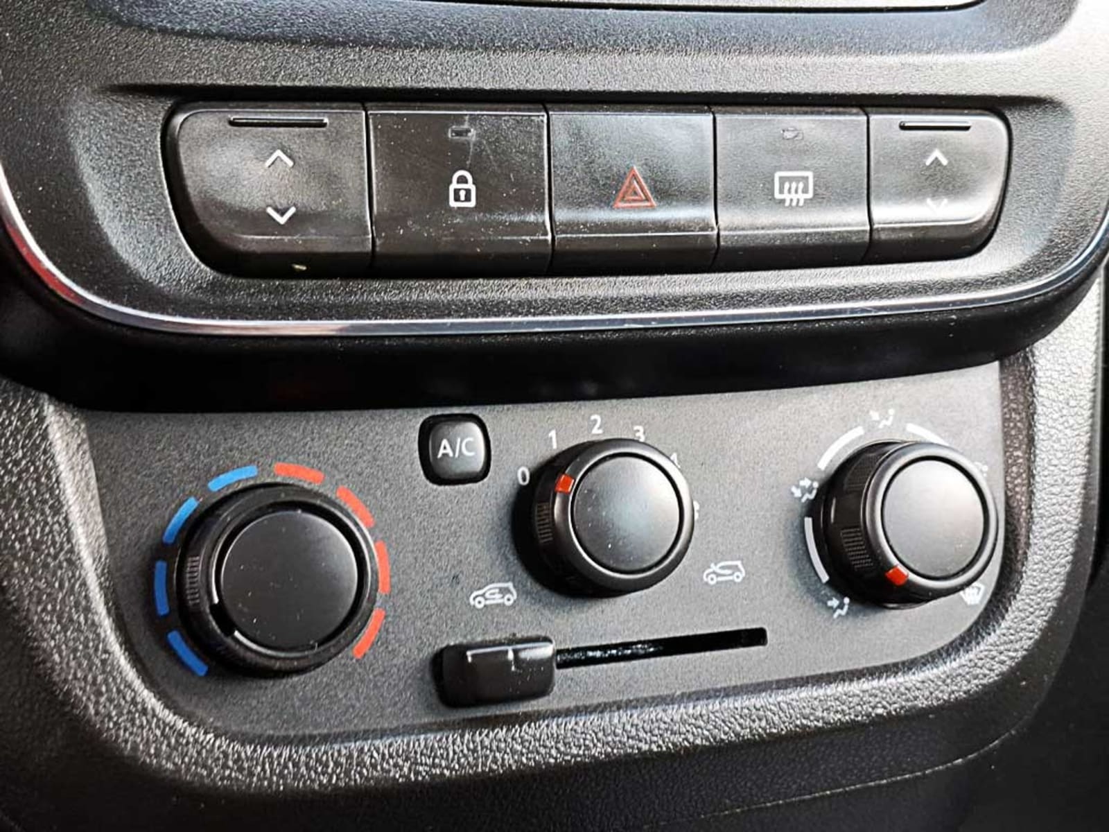 RENAULT KWID (IN) 1.0 HB INTENS MT 2024 - Imagen 17 de 18