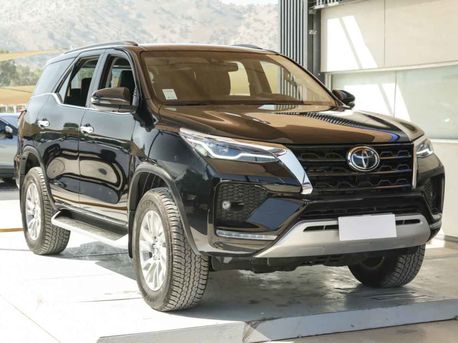 TOYOTA FORTUNER 4X4 5P 2.8 AUT 2023 - Imagen 3 de 15