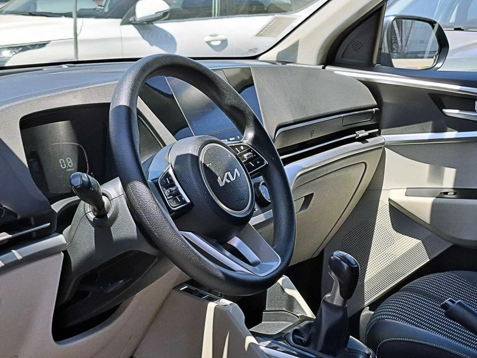 KIA CARENS LX 1.5 2023 - Imagen 8 de 19