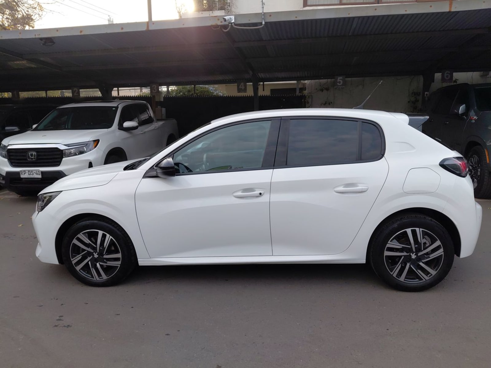 Peugeot 208 1.2 Puretech Allure Pack 130 4x2 Eat8 5p 2023 - Imagen 4 de 8
