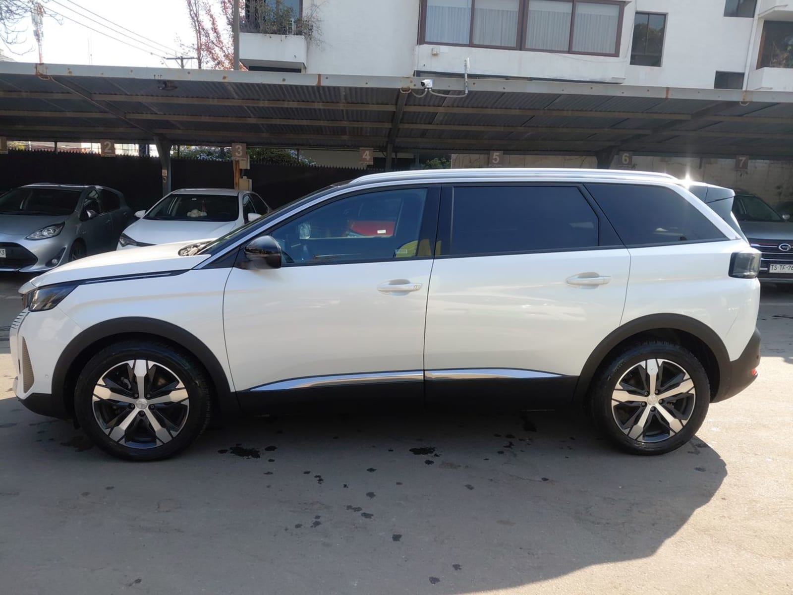 Peugeot 5008 1.5 Allure Pack Bluehdi 130 4x2 Eat8 5p 2024 - Imagen 4 de 8