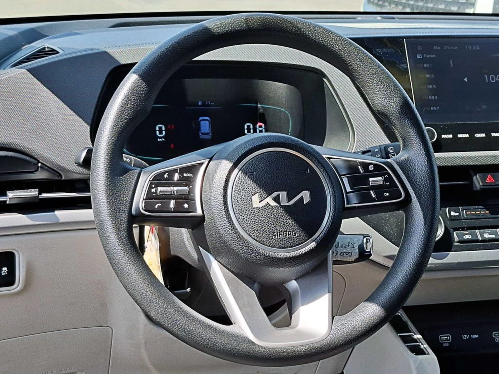 KIA CARENS LX 1.5 2023 - Imagen 10 de 16
