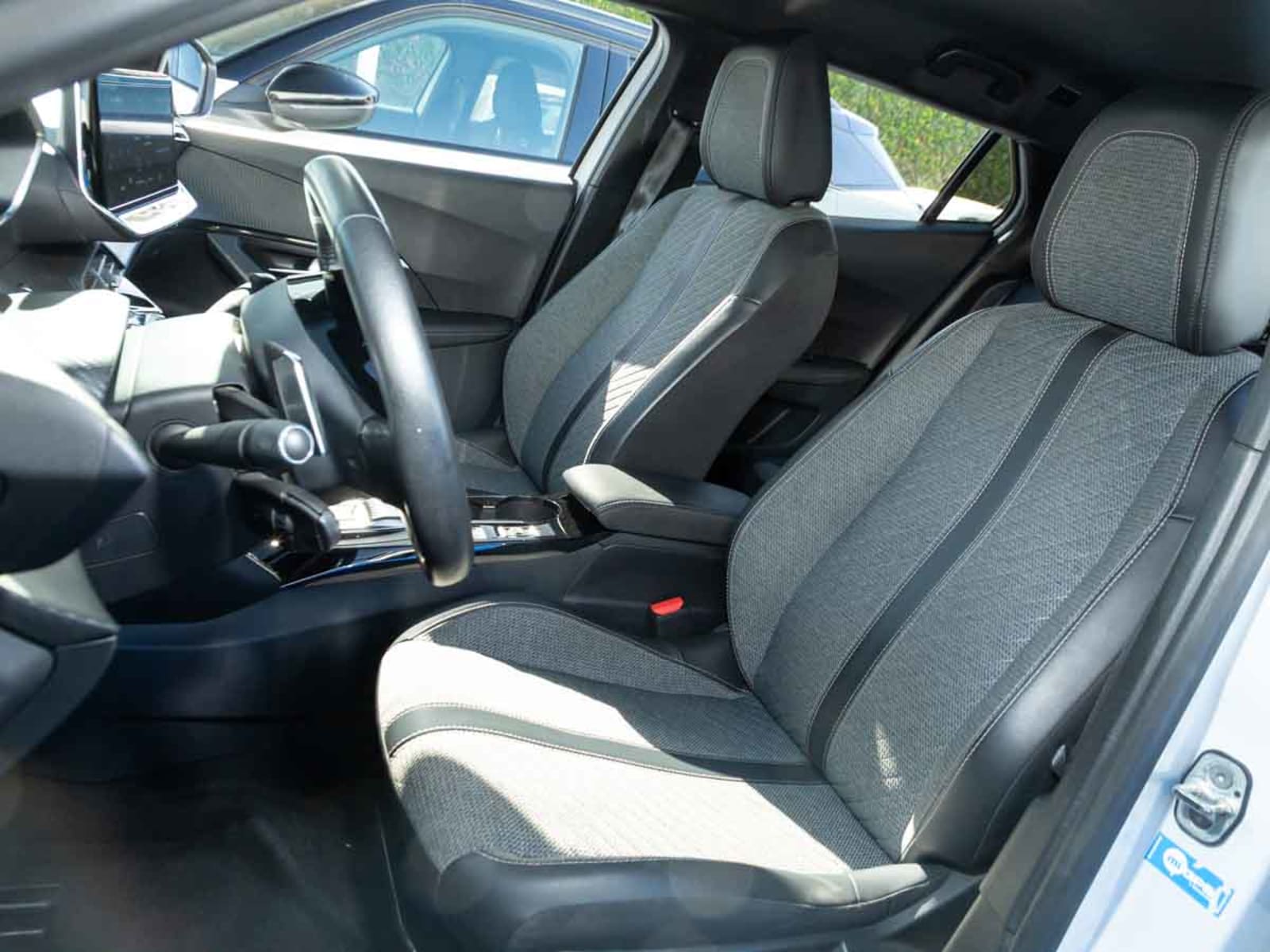 PEUGEOT 2008 MCA ALLURE BLUEHDI 130 EAT8 2024 - Imagen 10 de 13