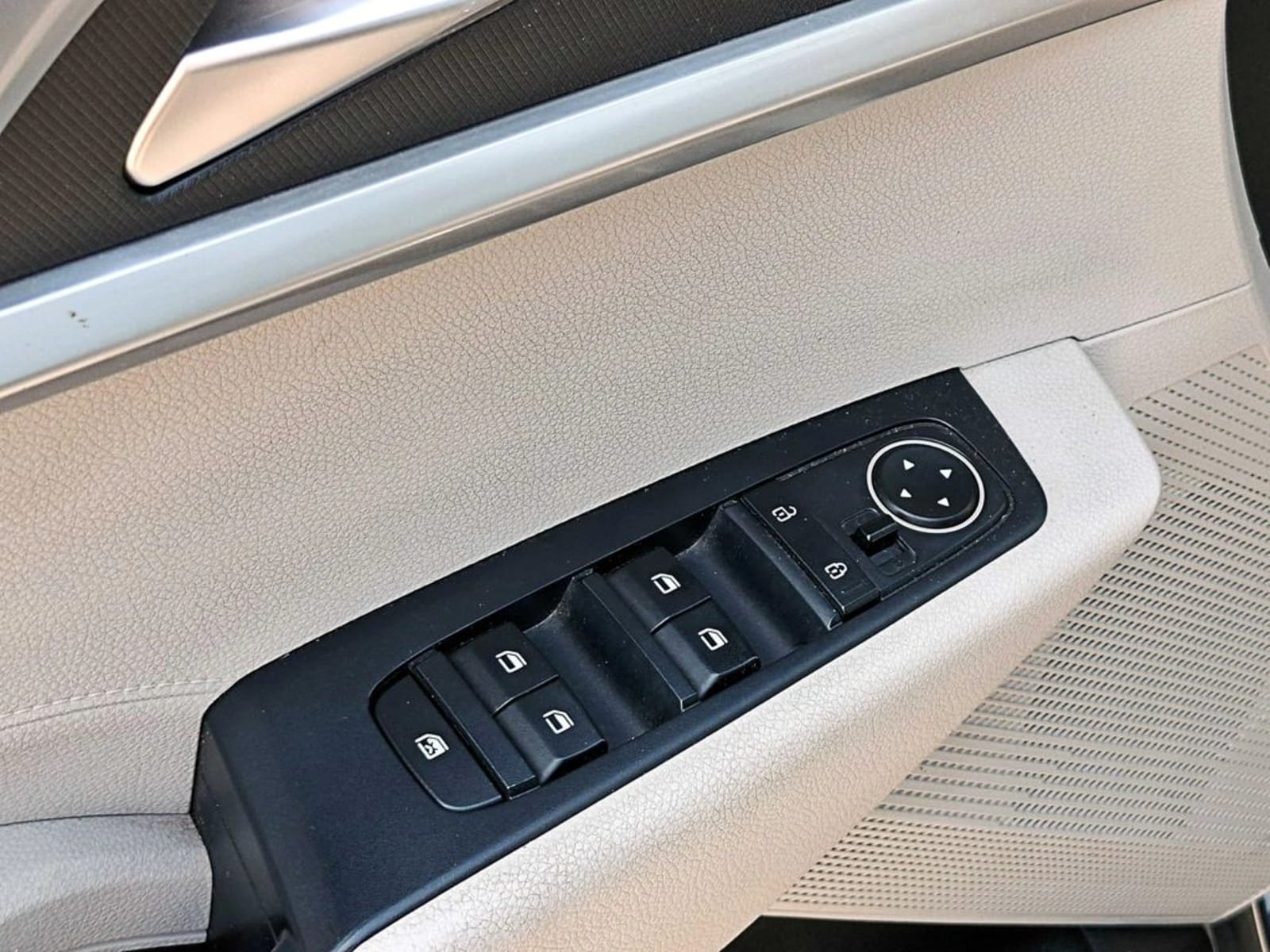 KIA CARENS LX 1.5 2023 - Imagen 7 de 16