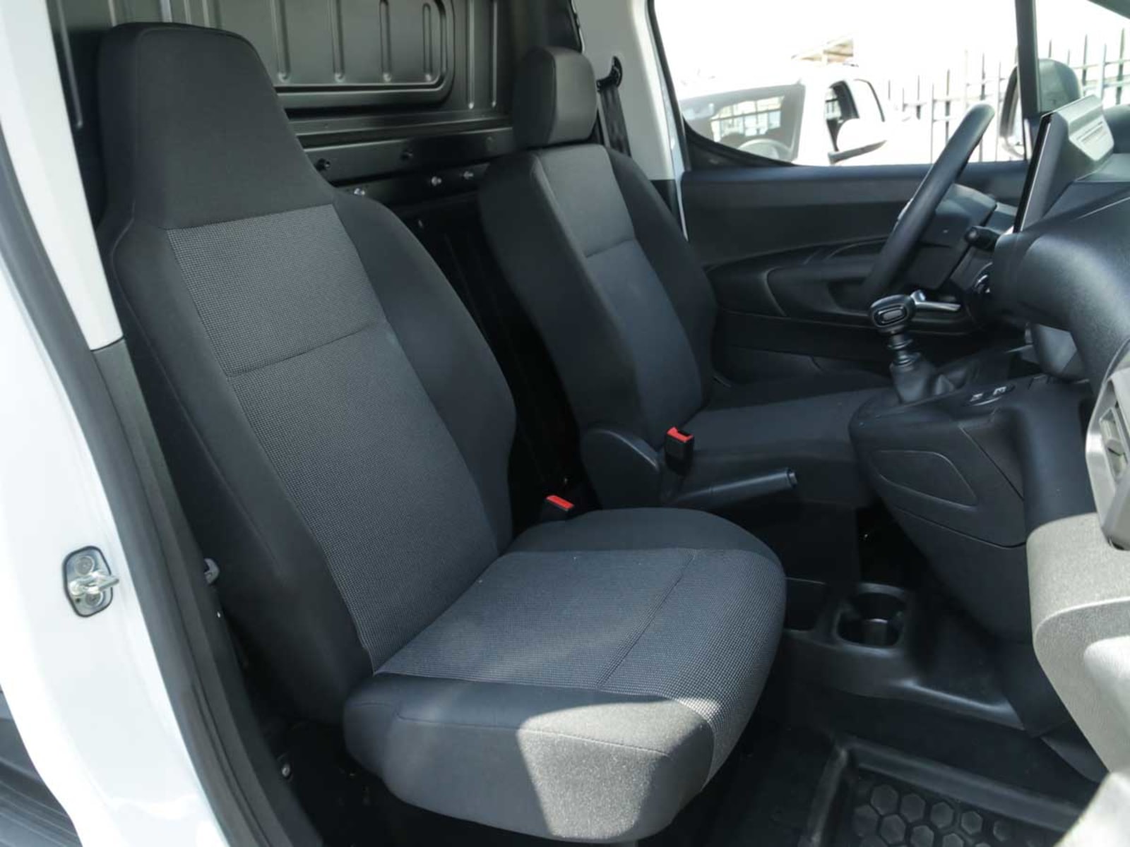 OPEL COMBO DIESEL 100HP MT 2026 - Imagen 12 de 14