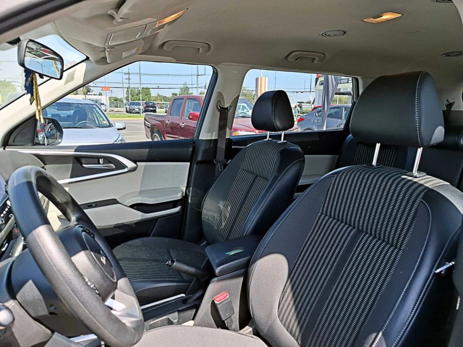 KIA CARENS LX 1.5 2023 - Imagen 8 de 16