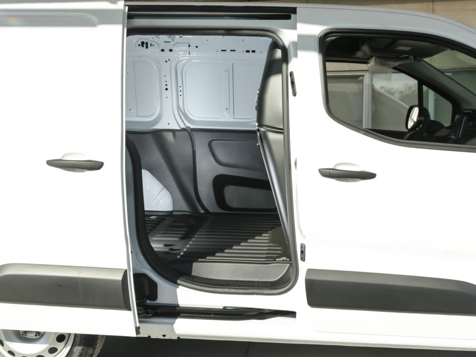 PEUGEOT PARTNER MCA L1 DIESEL 100HP MT 2026 - Imagen 12 de 13