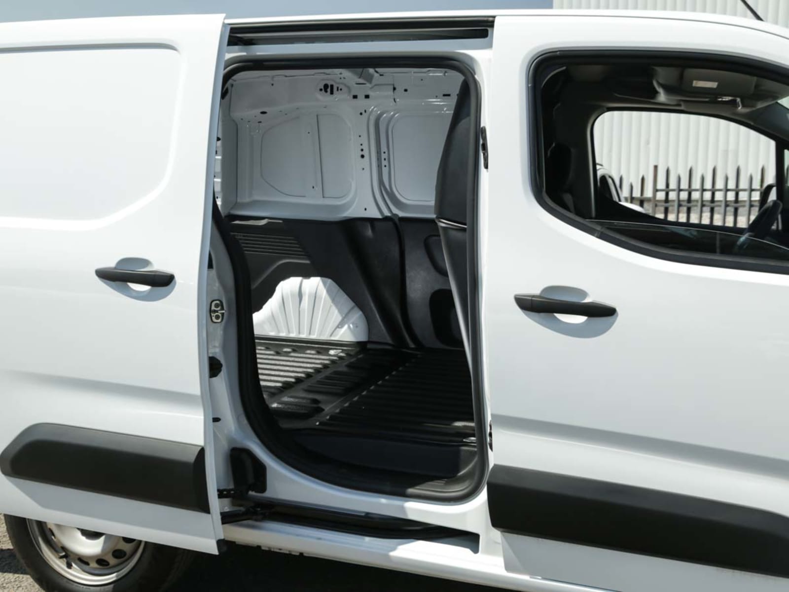 OPEL COMBO DIESEL 100HP MT 2026 - Imagen 13 de 14