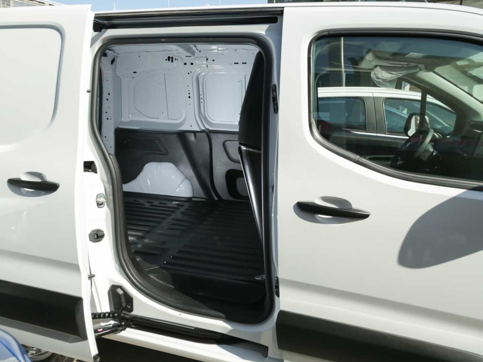 PEUGEOT PARTNER MCA L1 DIESEL 100HP MT 2026 - Imagen 11 de 12