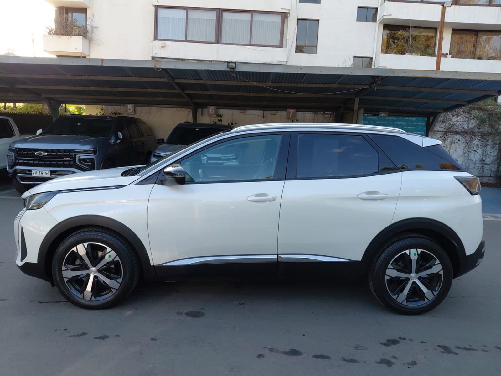 Peugeot 3008 1.5 Allure Pack Bluehdi 130 4x2 Eat8 5p 2022 - Imagen 4 de 8