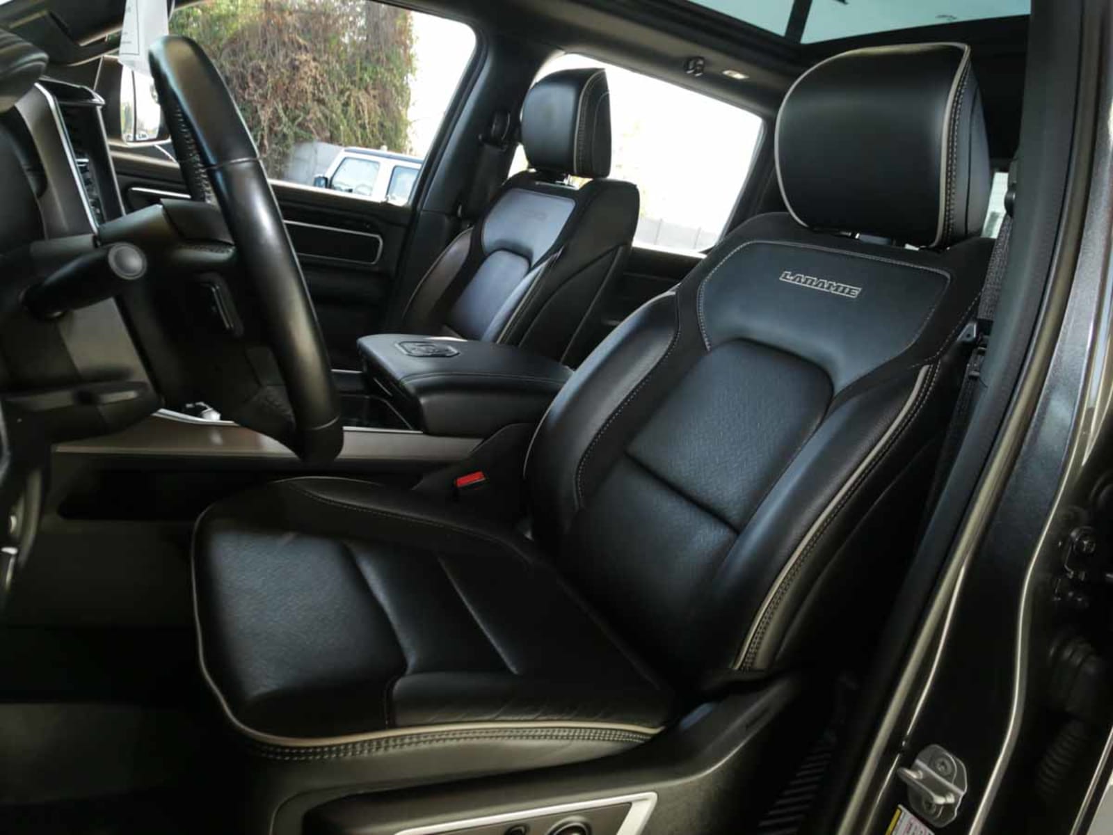 RAM 1500 DT CREW CAB LARAMIE 5.7L SPORT 2022 - Imagen 10 de 14