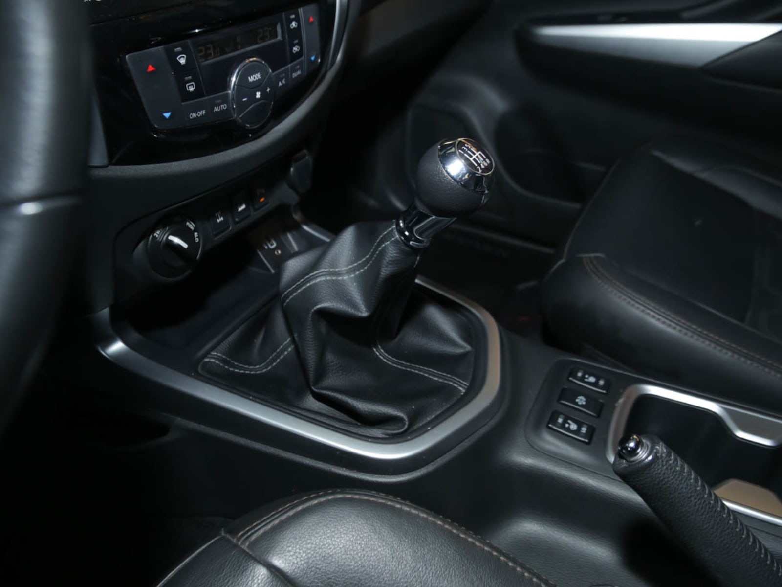 NISSAN NAVARA 2.3D DC PLATINUM MT 4WD 2023 - Imagen 10 de 16