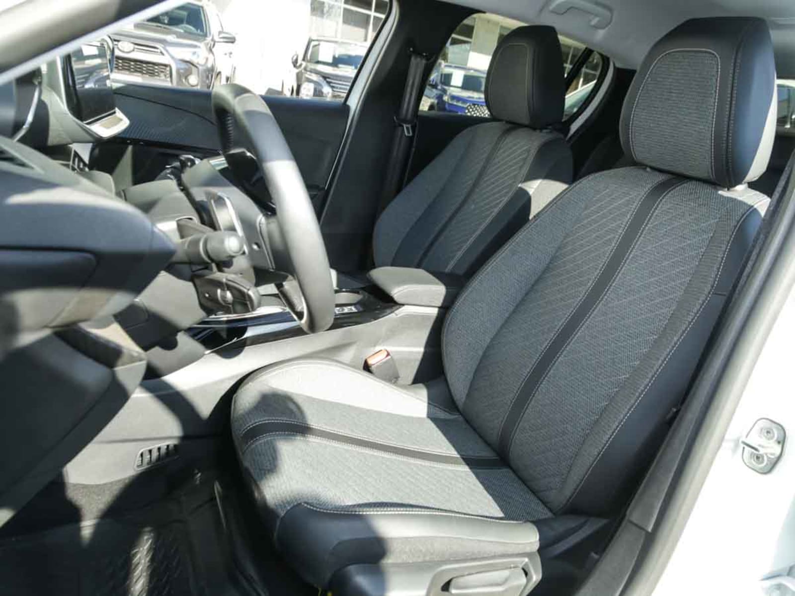 PEUGEOT 208 MCA ALLURE HYBRID 136HP AT 2025 - Imagen 10 de 13
