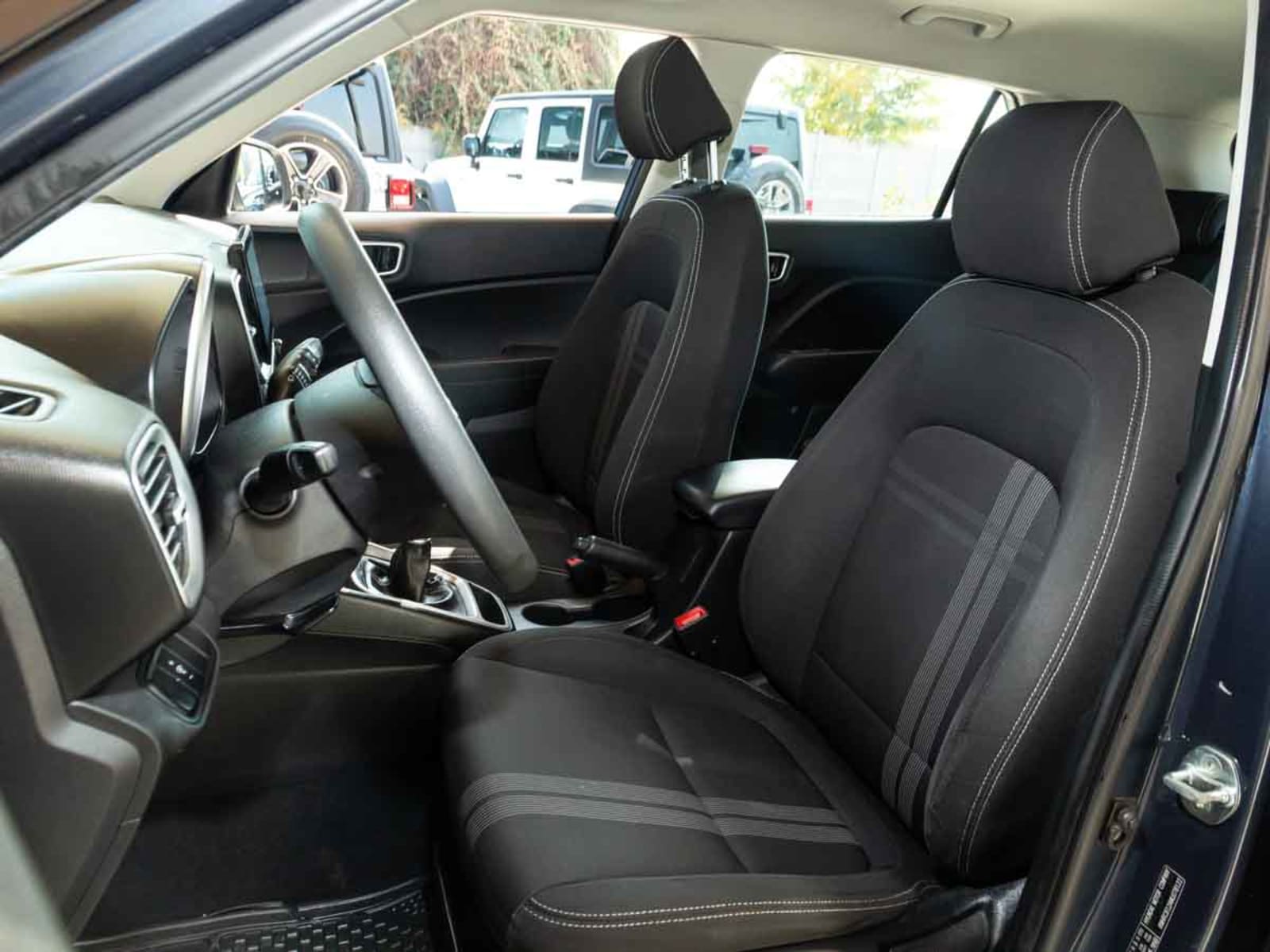 HYUNDAI VENUE QX 1.6 MT PLUS 2021 - Imagen 10 de 13
