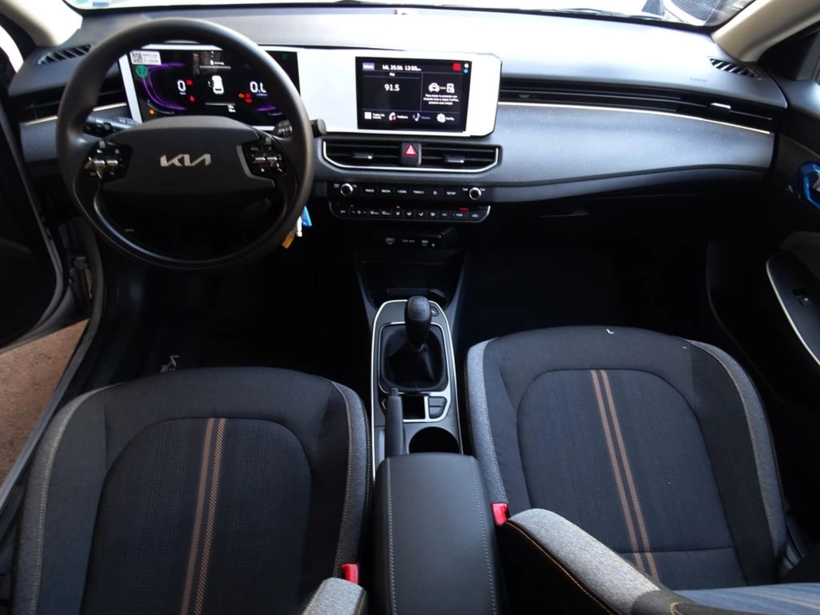 KIA K3 CROSS EX 1.6L 6MT 2025 - Imagen 18 de 20
