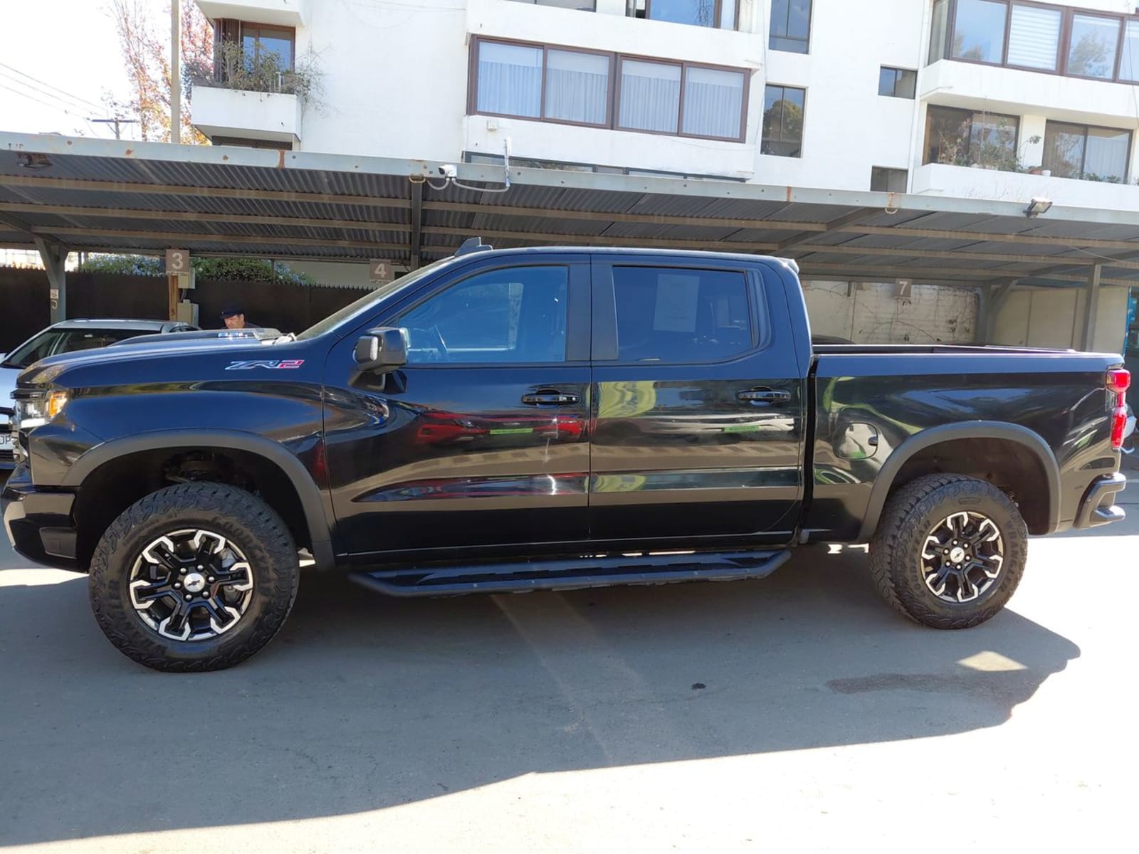 Chevrolet Silverado 6.2 Zr2 4x4 At 4p 2023 - Imagen 4 de 8